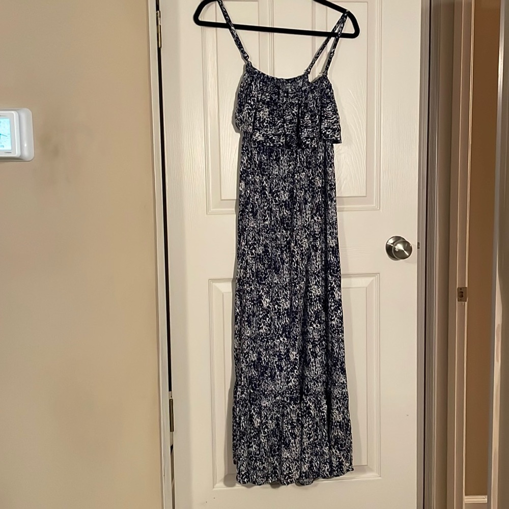 Ladies long loose fitting dress can be worn with or without straps size small